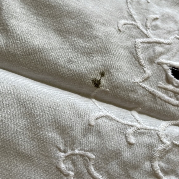 White cotton cutout floral pattern embroidery oval 66” x 97” tablecloth - Picture 8 of 13